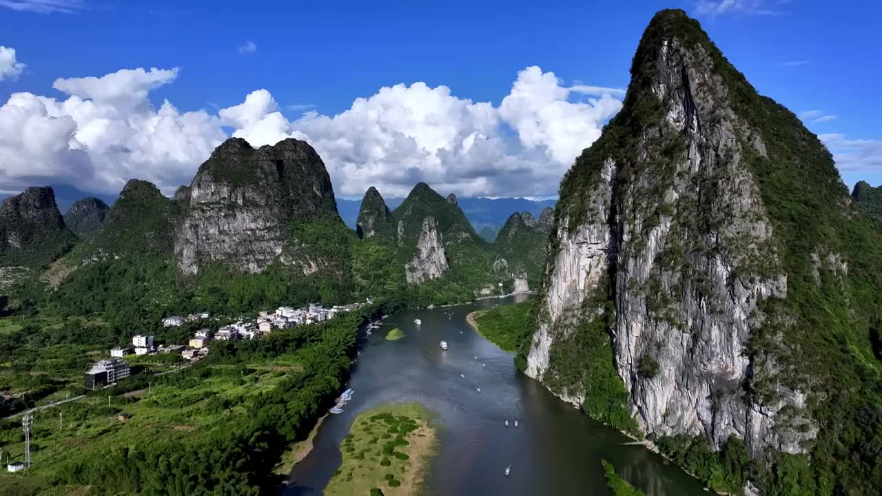 蓝天白云下的广西桂林山水漓江风光视频素材
