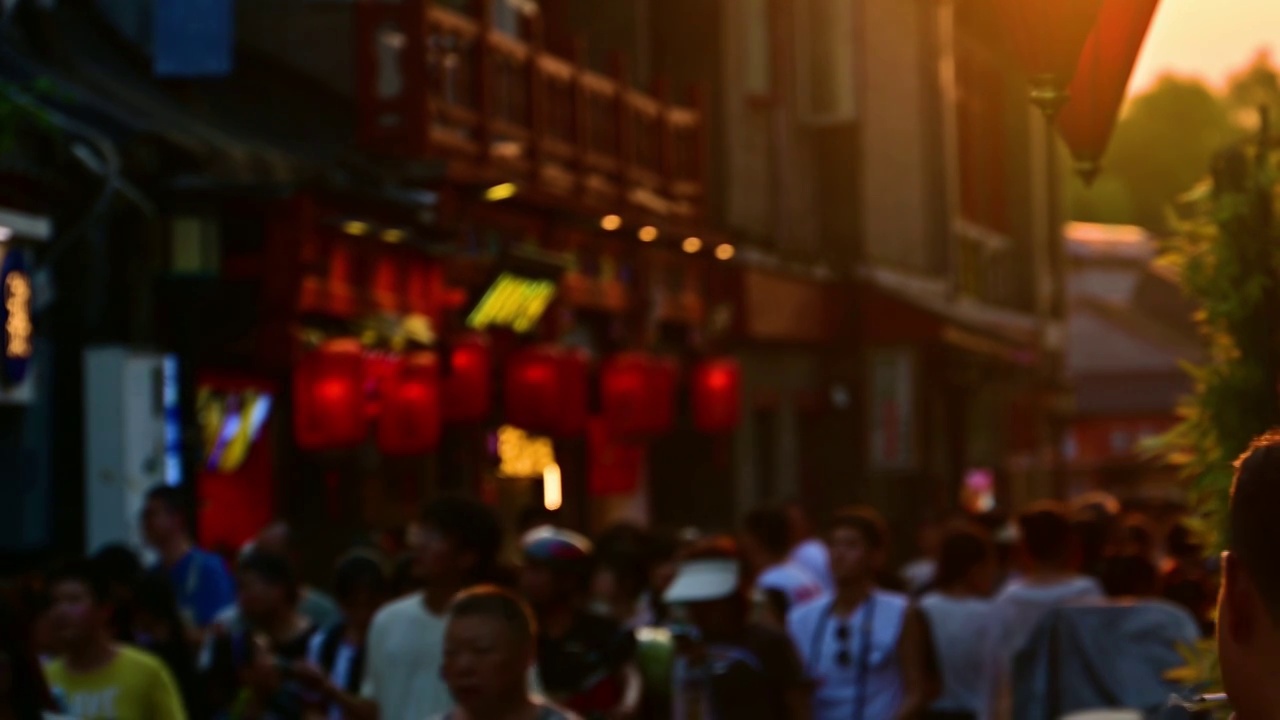 傍晚夕阳下的北京旅游景点烟袋斜街人流视频下载