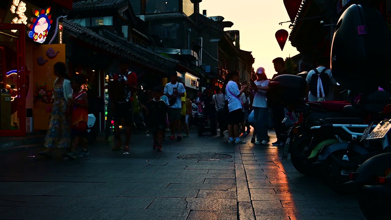傍晚夕阳下的北京旅游景点烟袋斜街人流视频下载