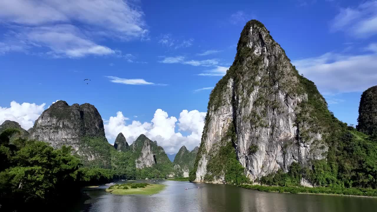 蓝天白云下的广西桂林山水漓江风光视频素材