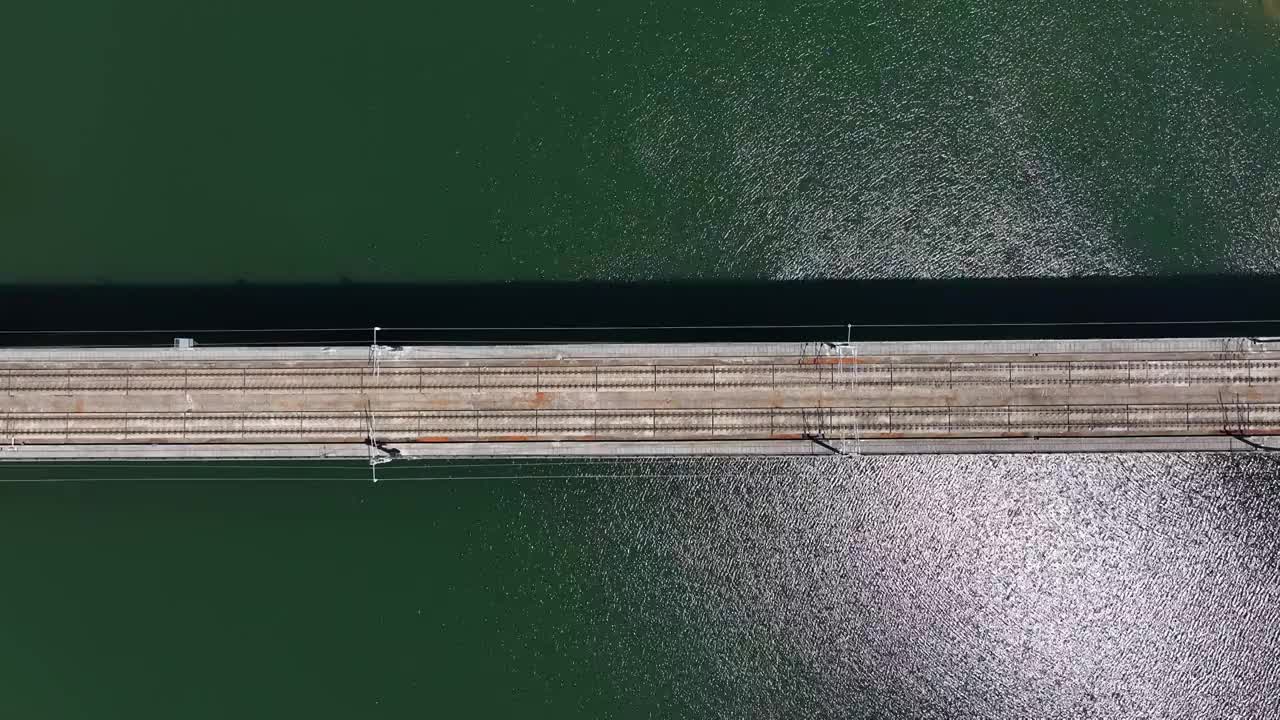俯拍桂林高铁行驶的动车 碧绿的湖泊视频素材