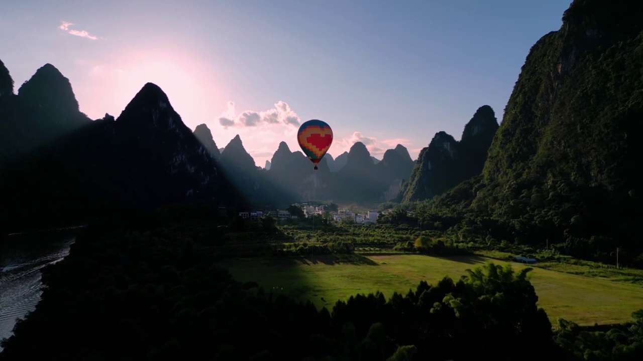 在山间飞行的热气球视频素材