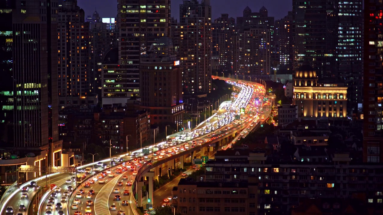 中国上海延安高架夜晚城市道路汽车交通景观视频素材