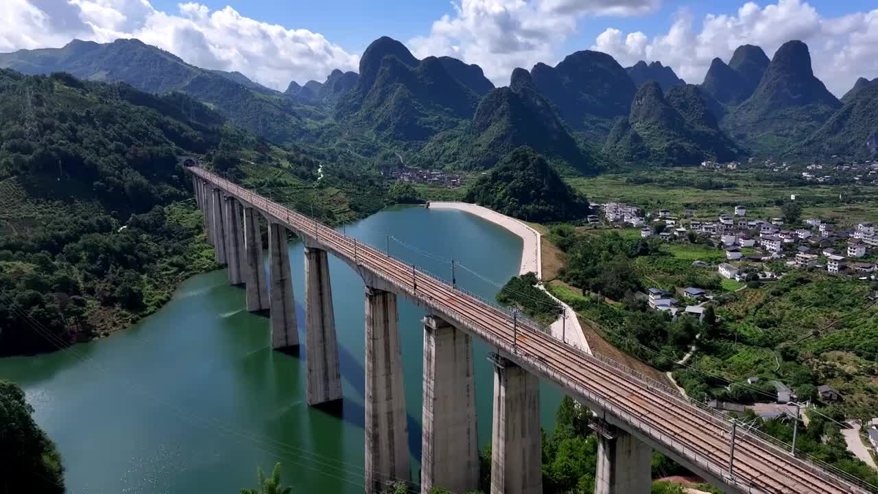 航拍广西桂林高铁线路空镜头 大好河山视频素材
