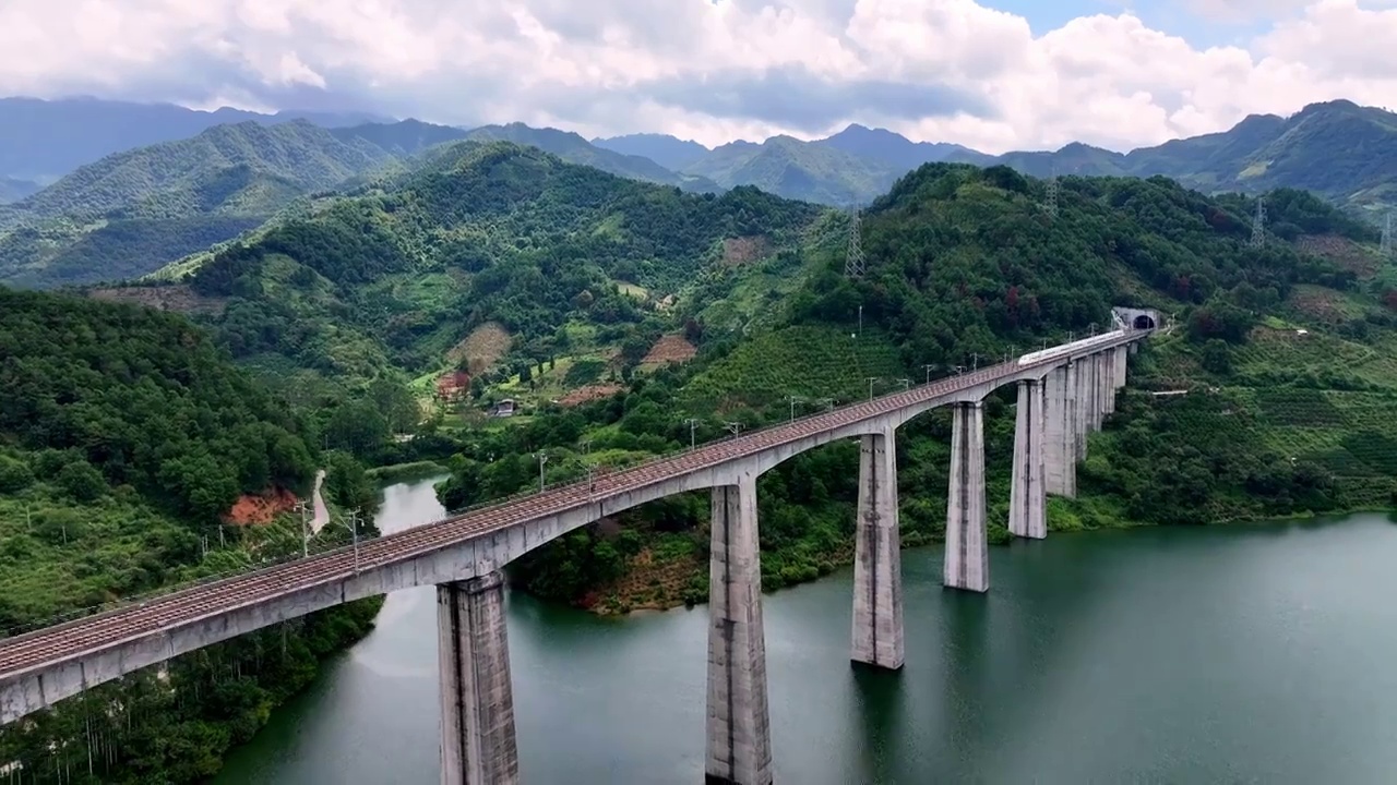 广西桂林高铁和谐号出站 驶出山洞视频素材