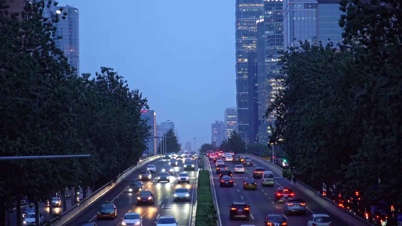 中国北京市东三环夜晚车流交通景观视频素材
