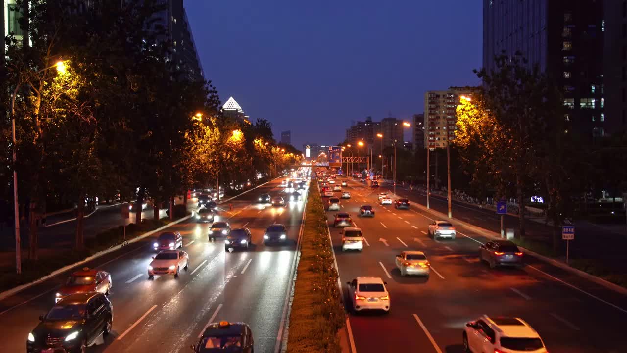 中国北京市东三环夜晚车流交通景观视频素材