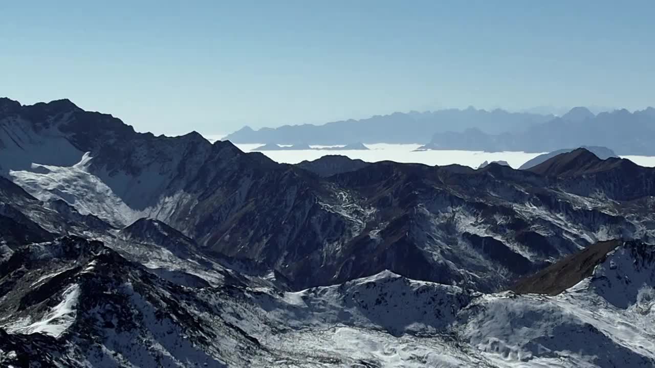 四川甘孜州巴朗山海尔凼航拍云海悬崖雪山风光视频素材