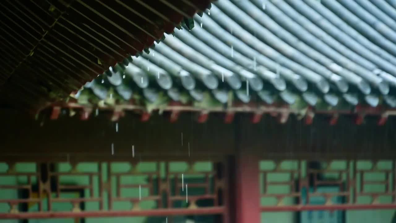 小雨中的中式园林古建筑屋檐窗格雨滴雨丝视频素材