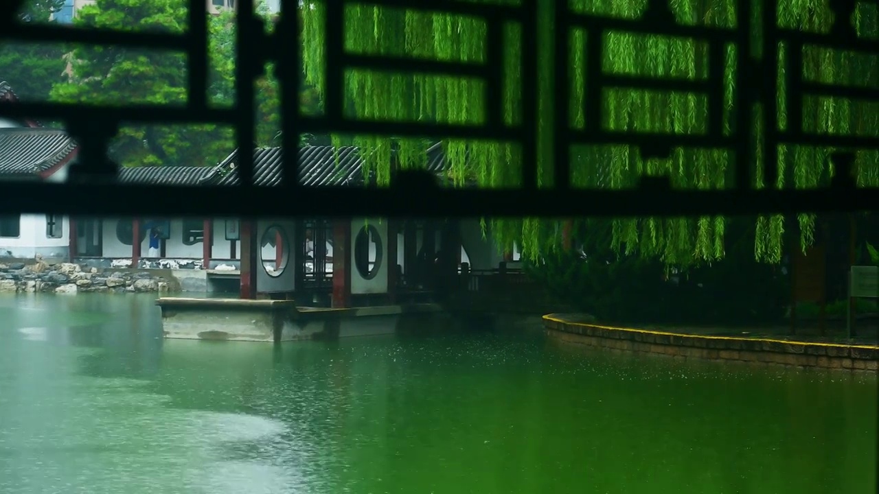 小雨中的中式园林古建筑屋檐窗格雨滴雨丝视频下载