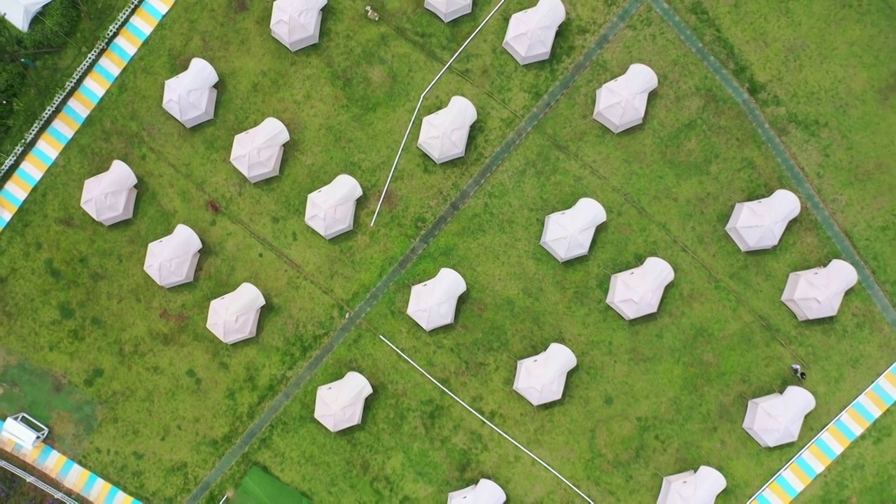 贵州贵阳高坡云顶花海里的帐篷营地鸟瞰图视频素材