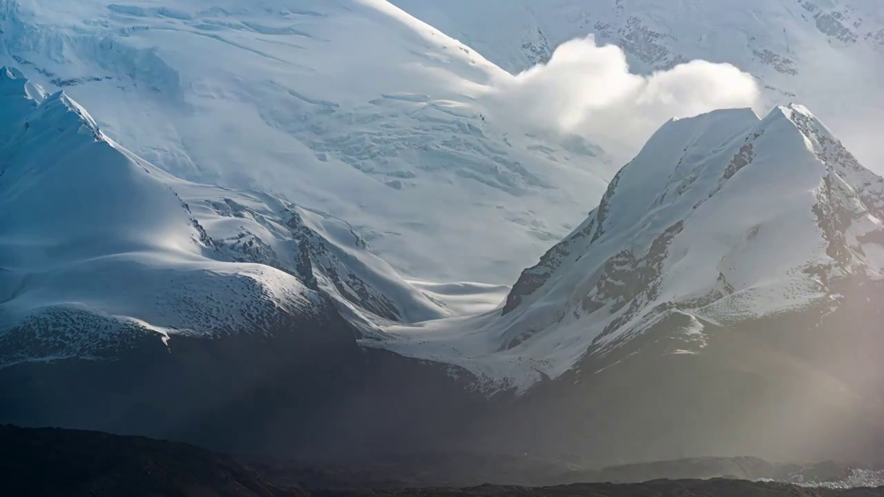 新疆帕米尔高原上的雪山自然风光视频素材
