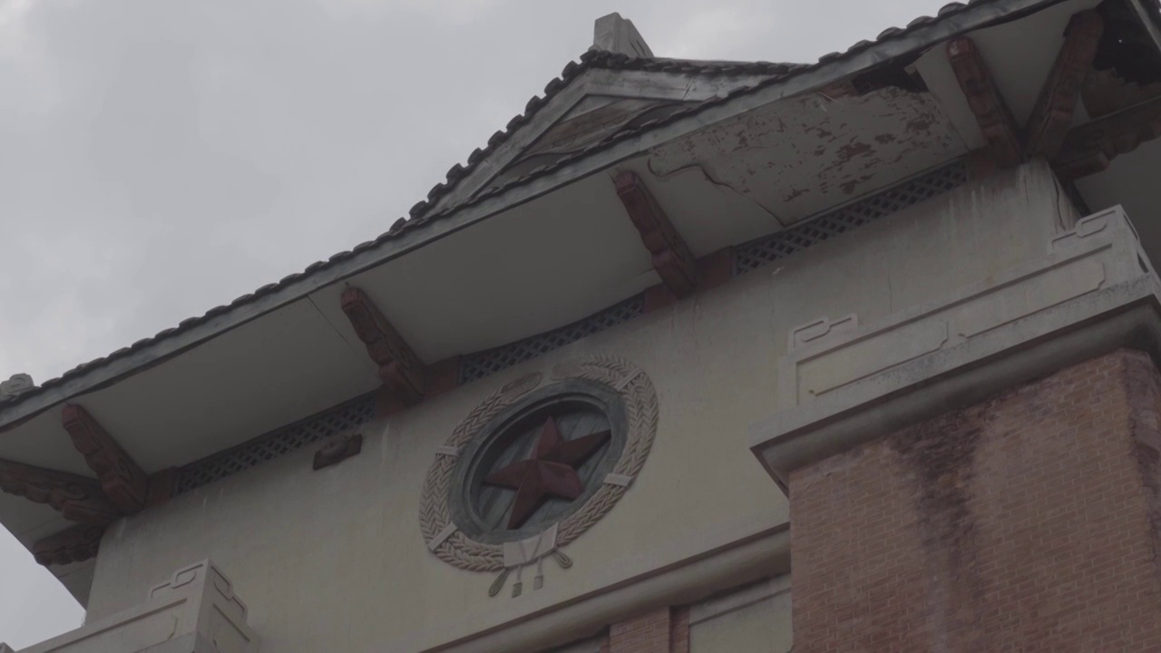 一座废弃的学院的房顶视频下载