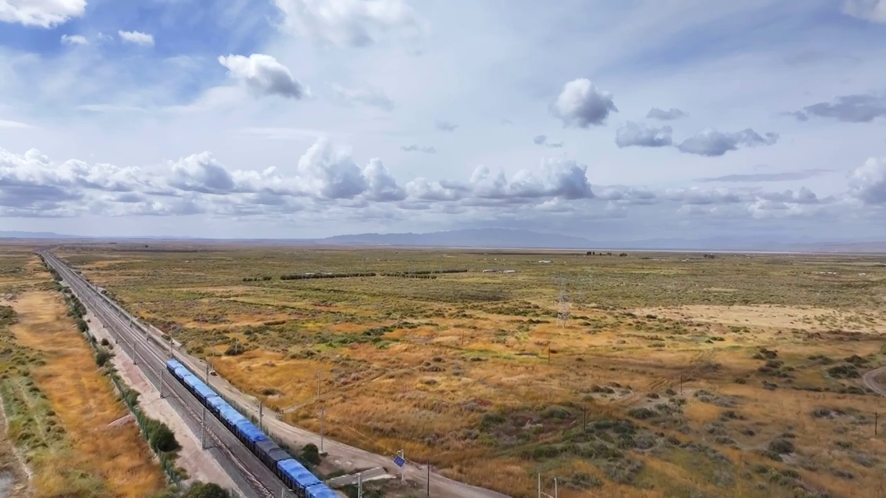 和谐号火车行驶在草原戈壁视频下载
