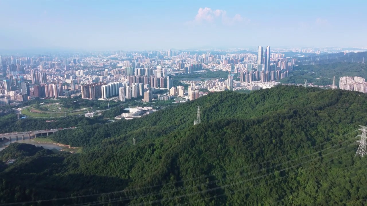中国最高的等高双子塔深圳星河集团双子塔和梅林山上的高压输电塔视频下载