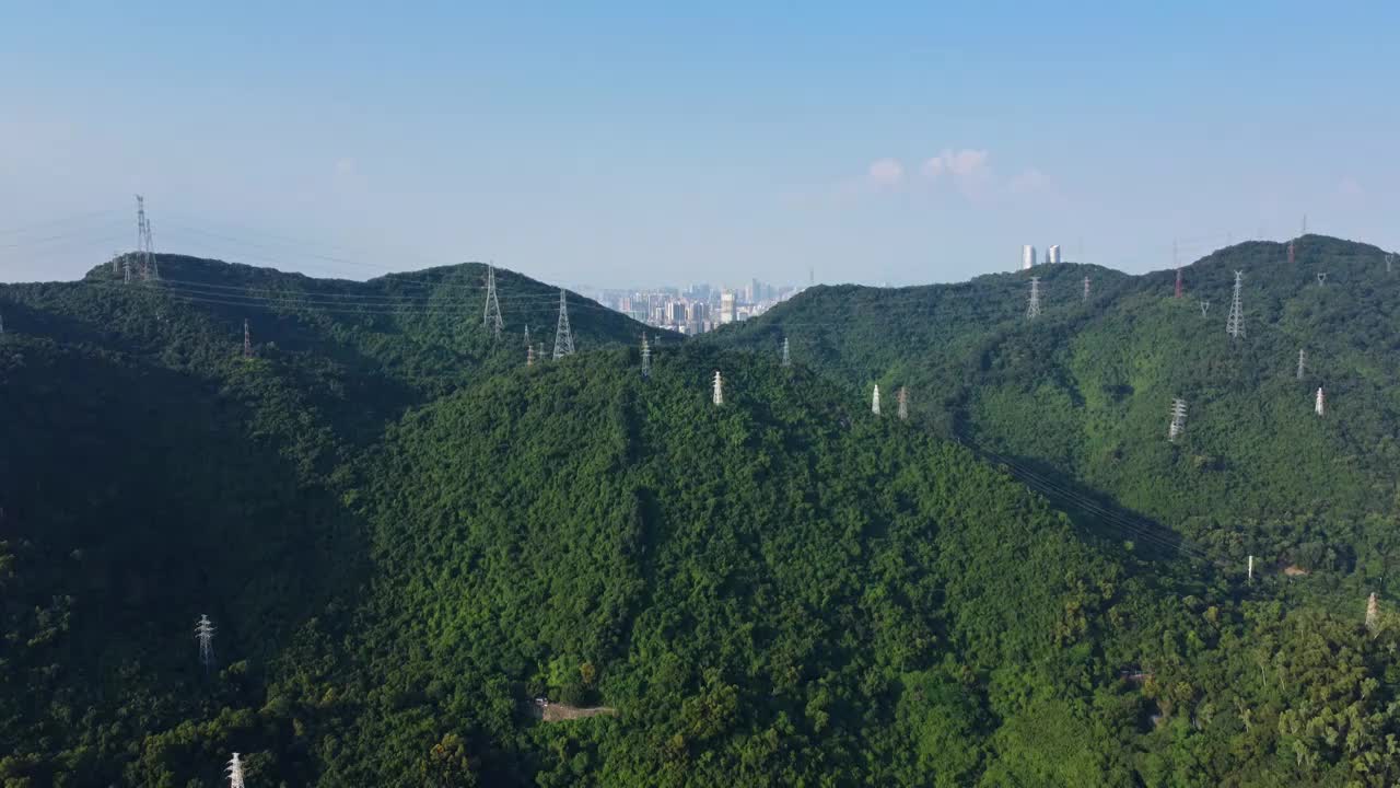 深圳梅林山郊野公园和山上的高压输电塔视频下载