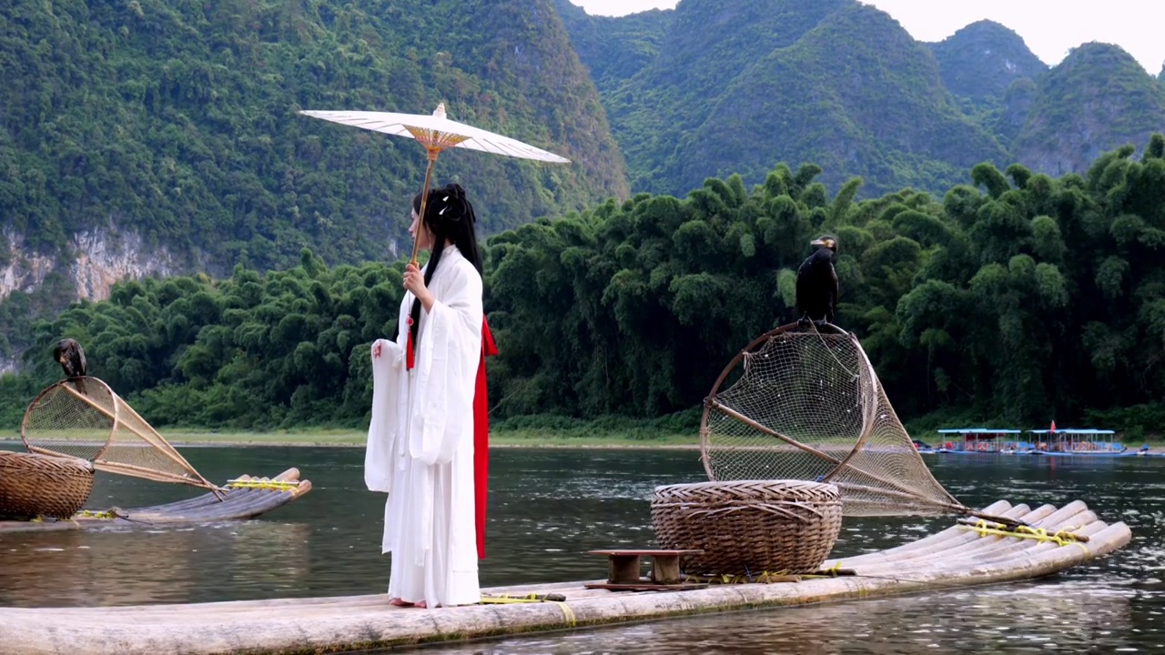 桂林山水漓江竹筏上的古风汉服美女背影视频素材
