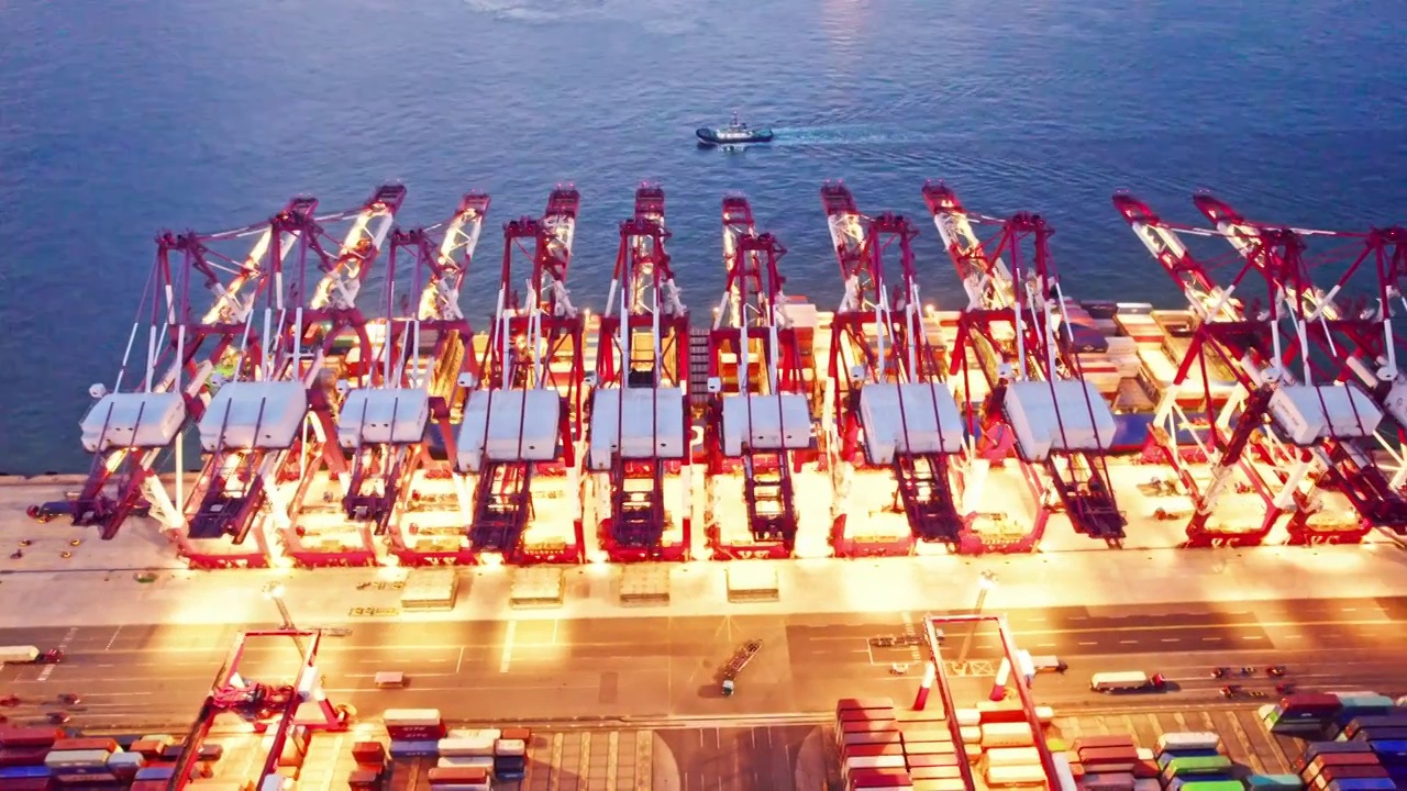 中国山东青岛港夜景航拍视频素材