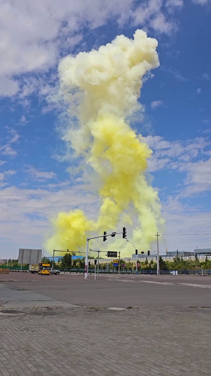 化工厂排放的黄色有毒气体烟雾视频下载
