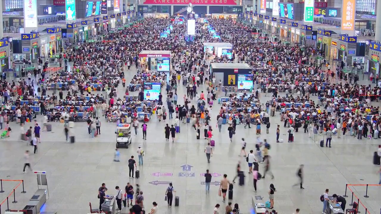 上海虹桥火车站拥挤的人群视频下载