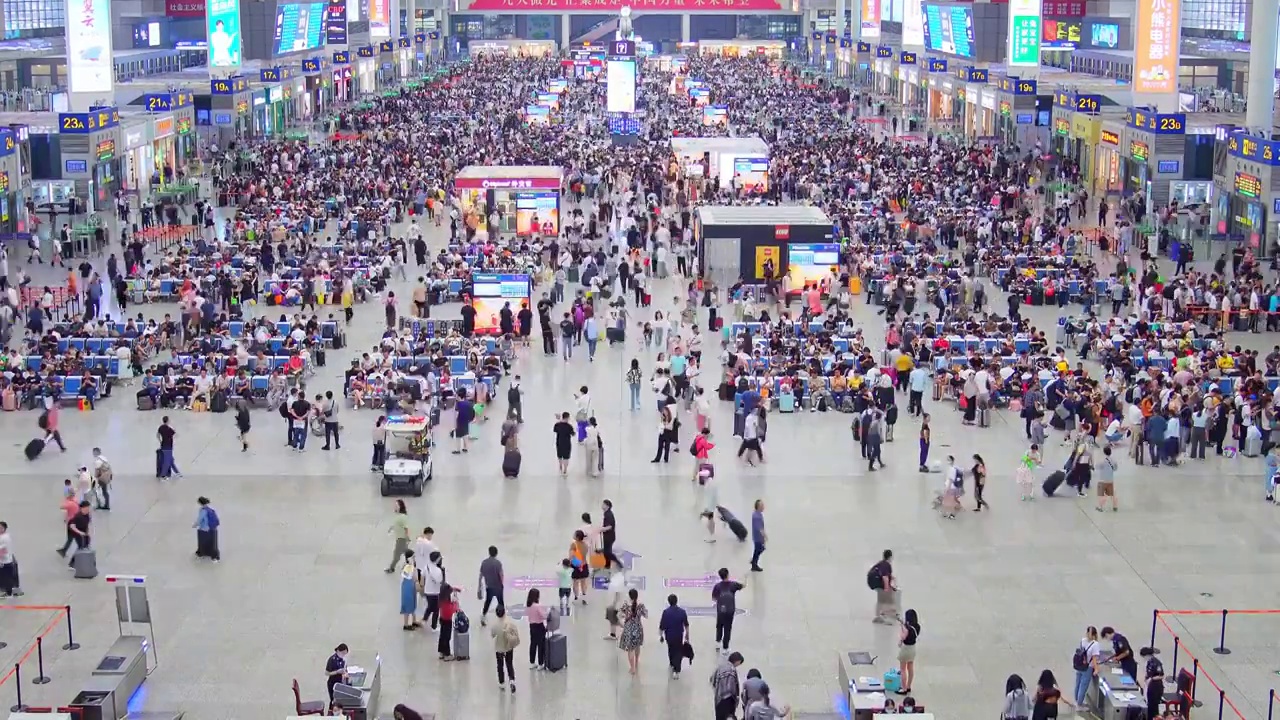 上海虹桥火车站候车室人群视频下载