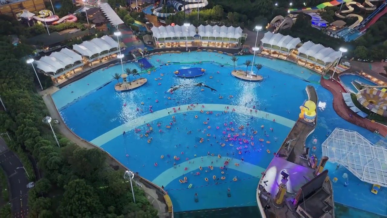 航拍上海玛雅海滩水公园游泳池视频下载