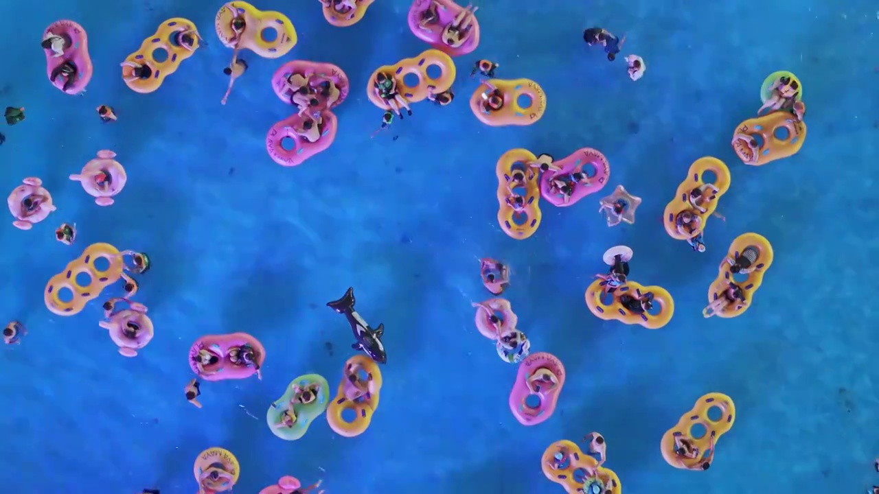 航拍上海玛雅海滩水公园游泳池视频素材