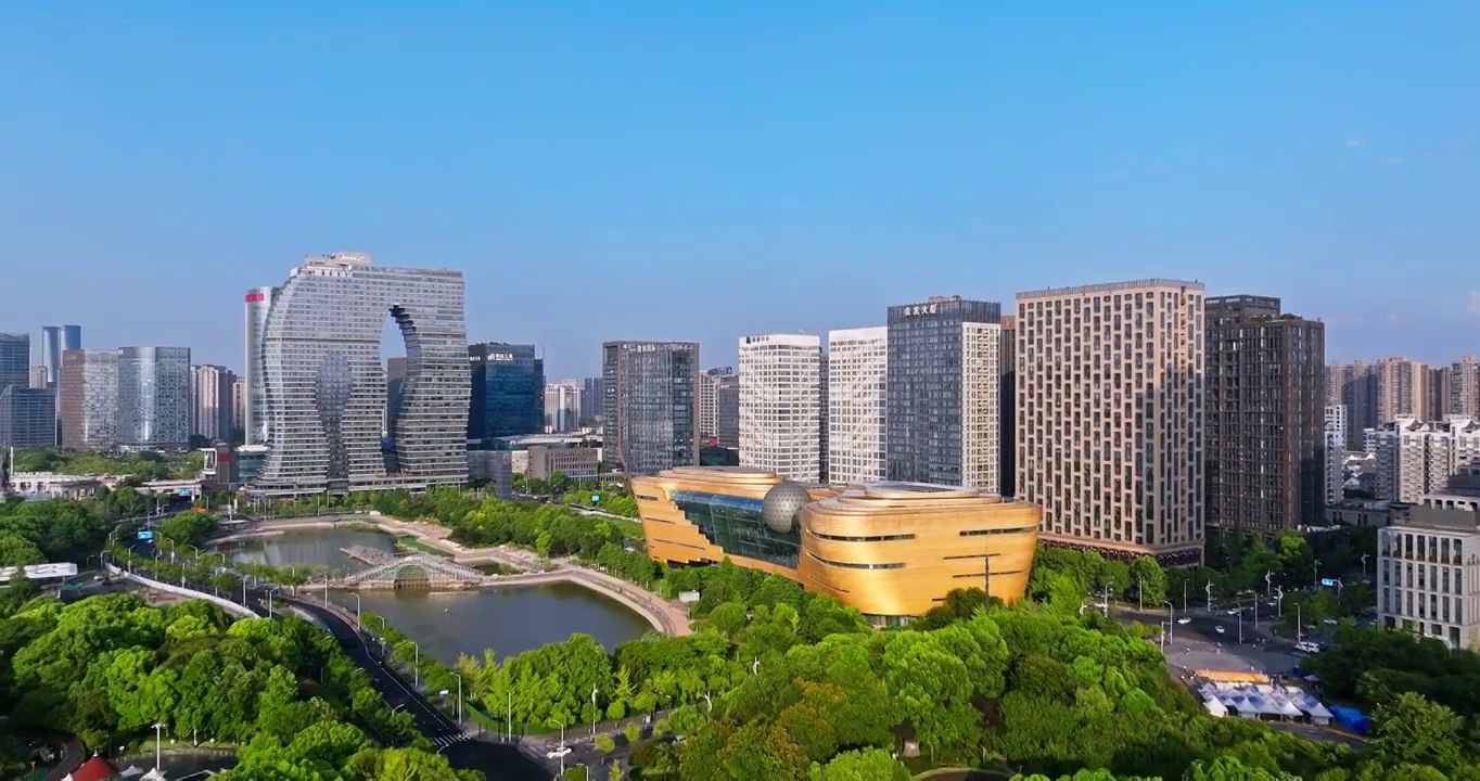航拍中国浙江杭州城市天际线和现代建筑风光视频下载