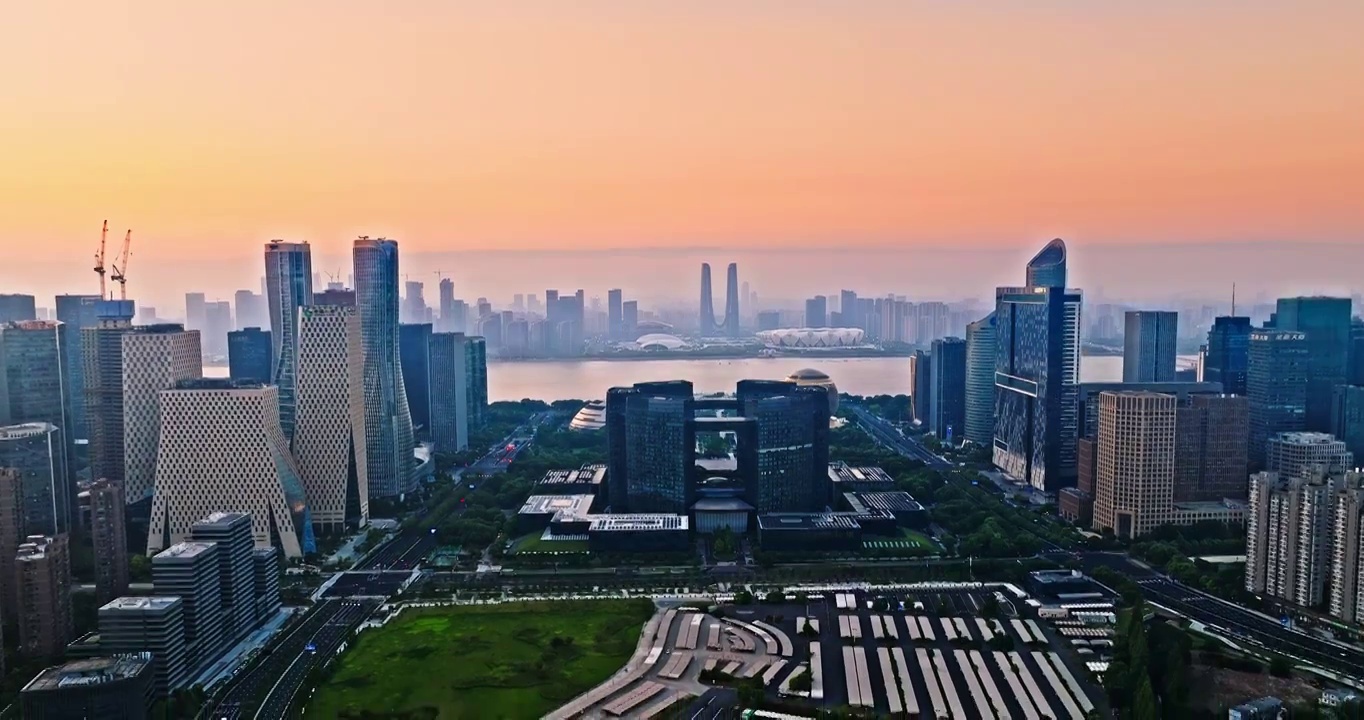航拍中国浙江杭州钱江新城天际线和现代建筑风光在日出视频下载