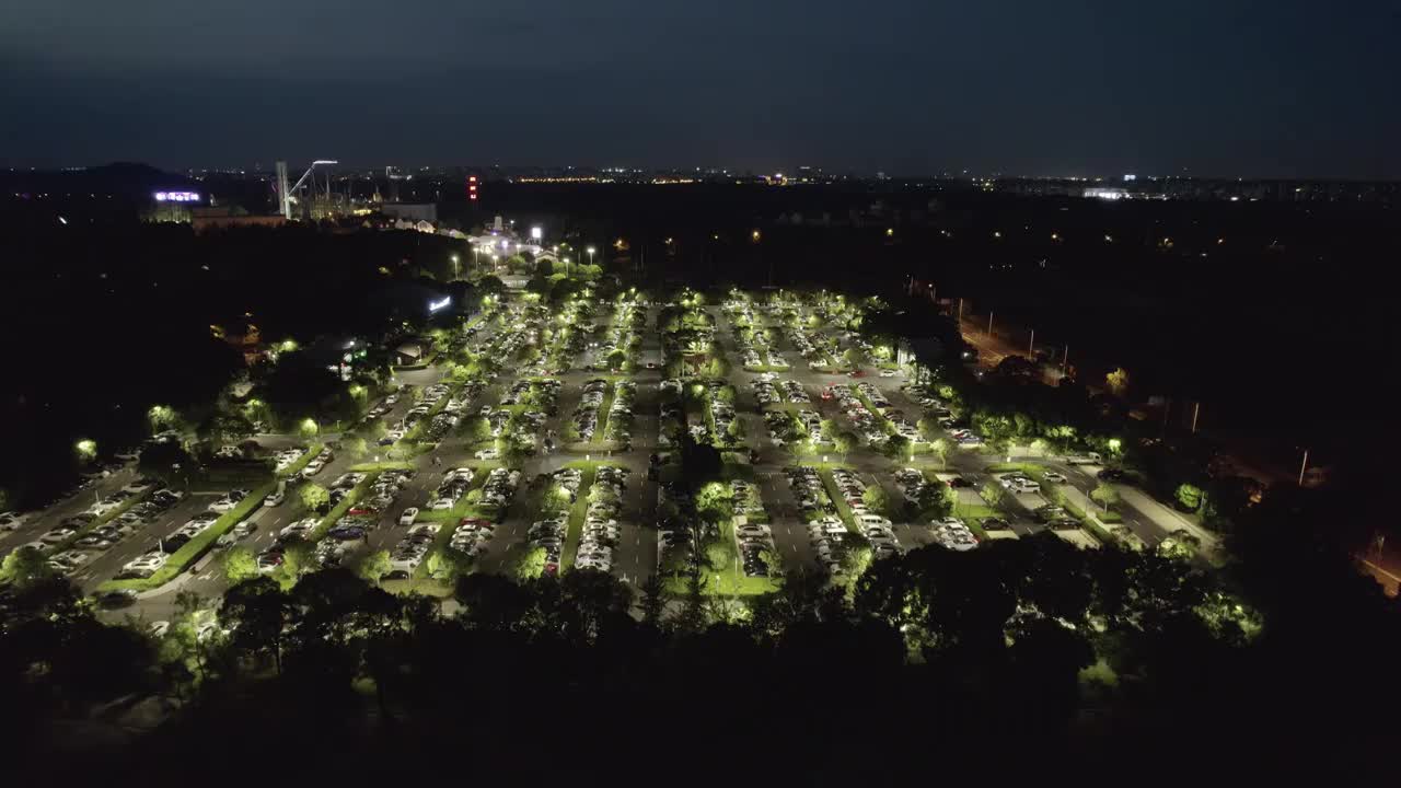 航拍上海松江区欢乐谷停车场夜景视频下载