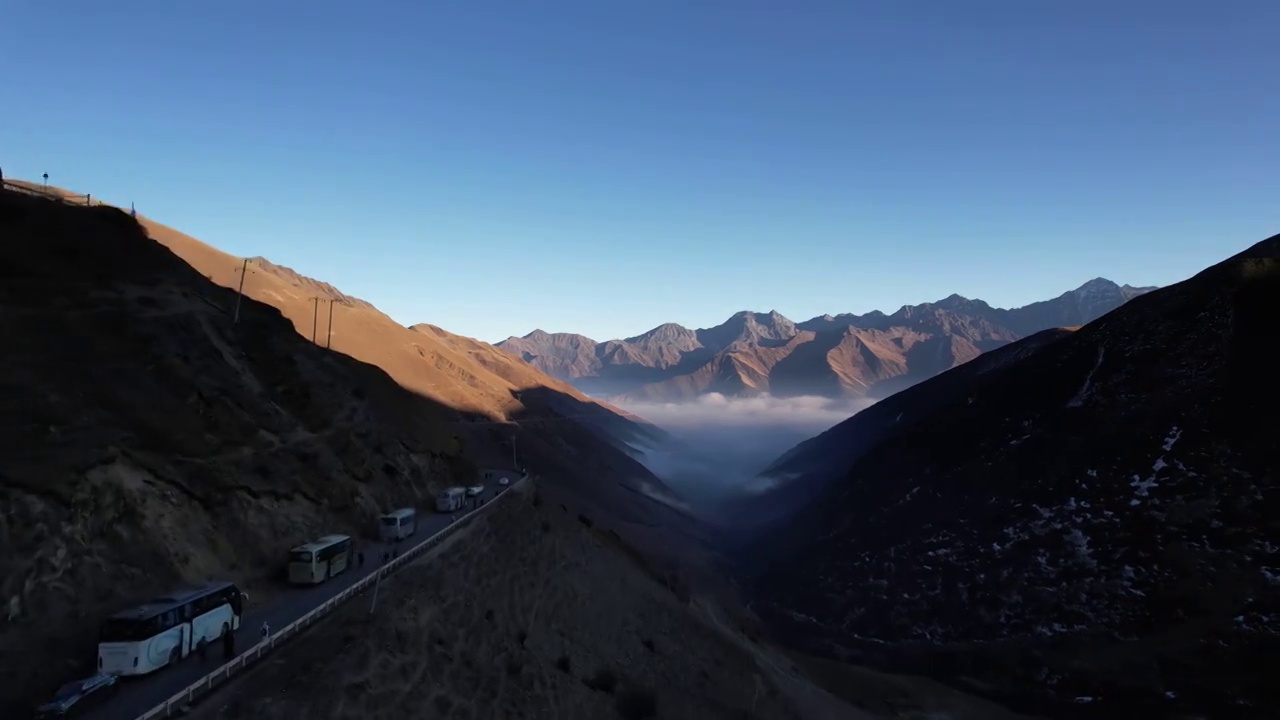 四川甘孜州巴朗山海尔凼雪山悬崖峭壁视频素材