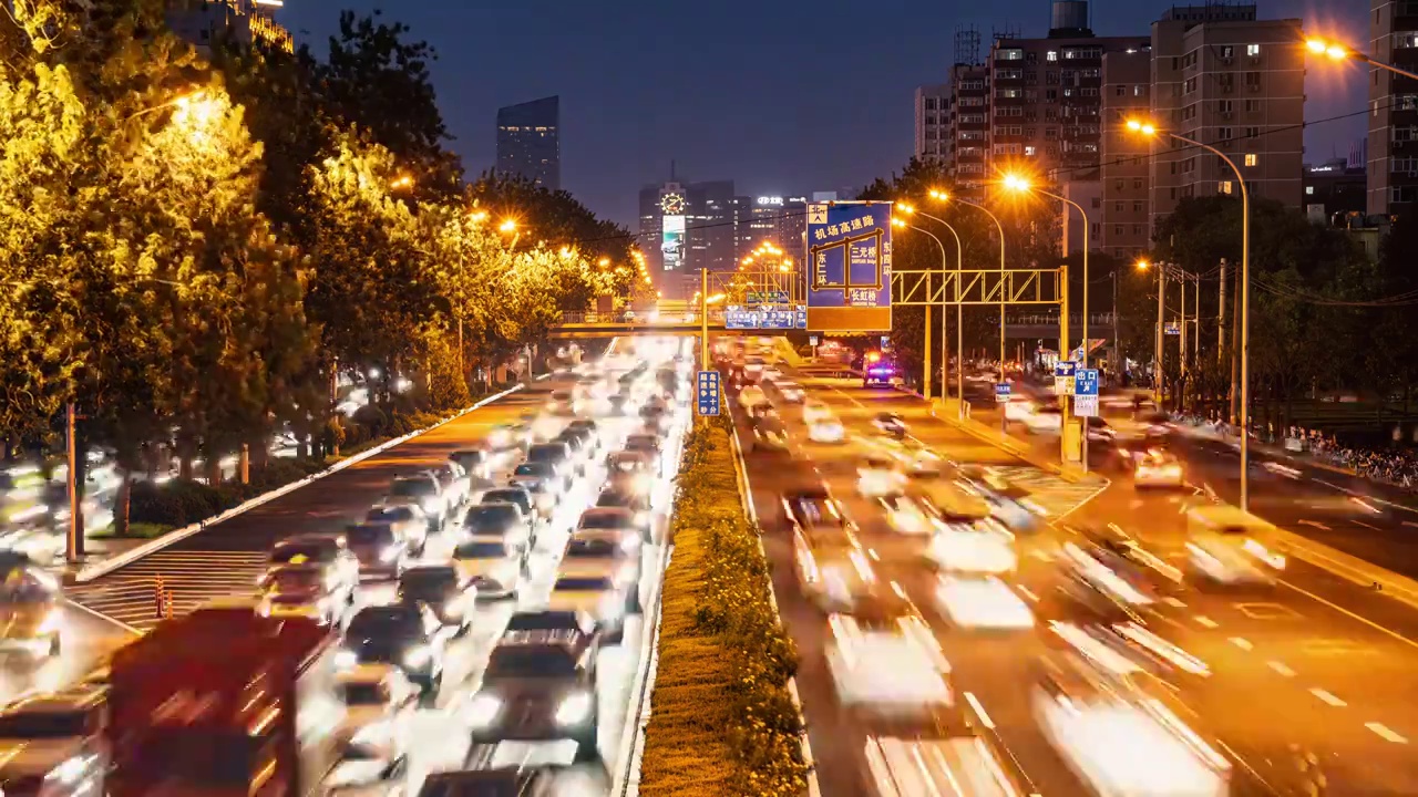 中国北京市繁忙夜景车流延时视频素材