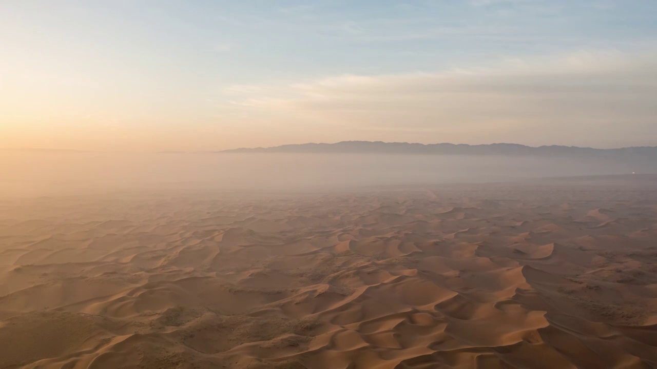 航拍宁夏中卫沙坡头腾格里沙漠日出晨雾视频下载