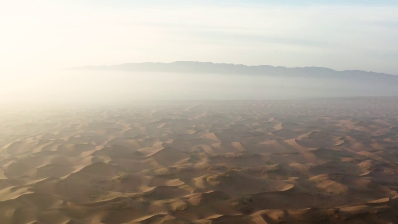 航拍宁夏中卫沙坡头腾格里沙漠日出阳光晨雾视频下载