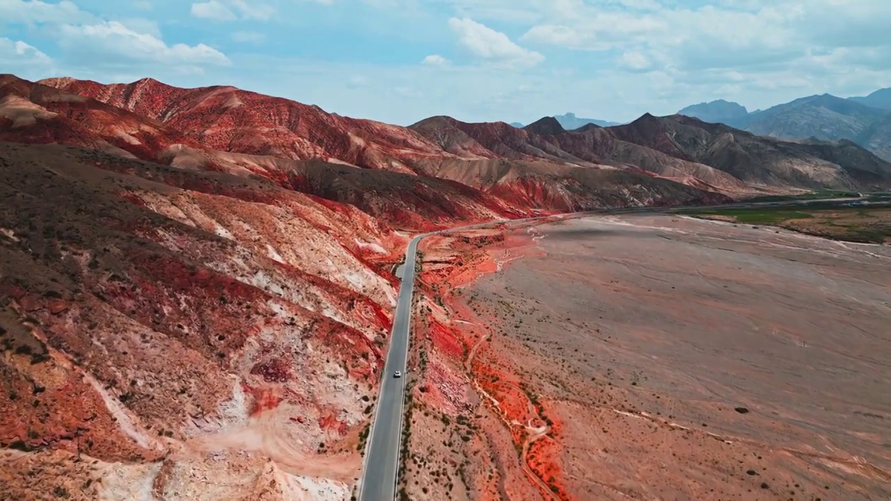新疆帕米尔高原上的红山与公路视频下载