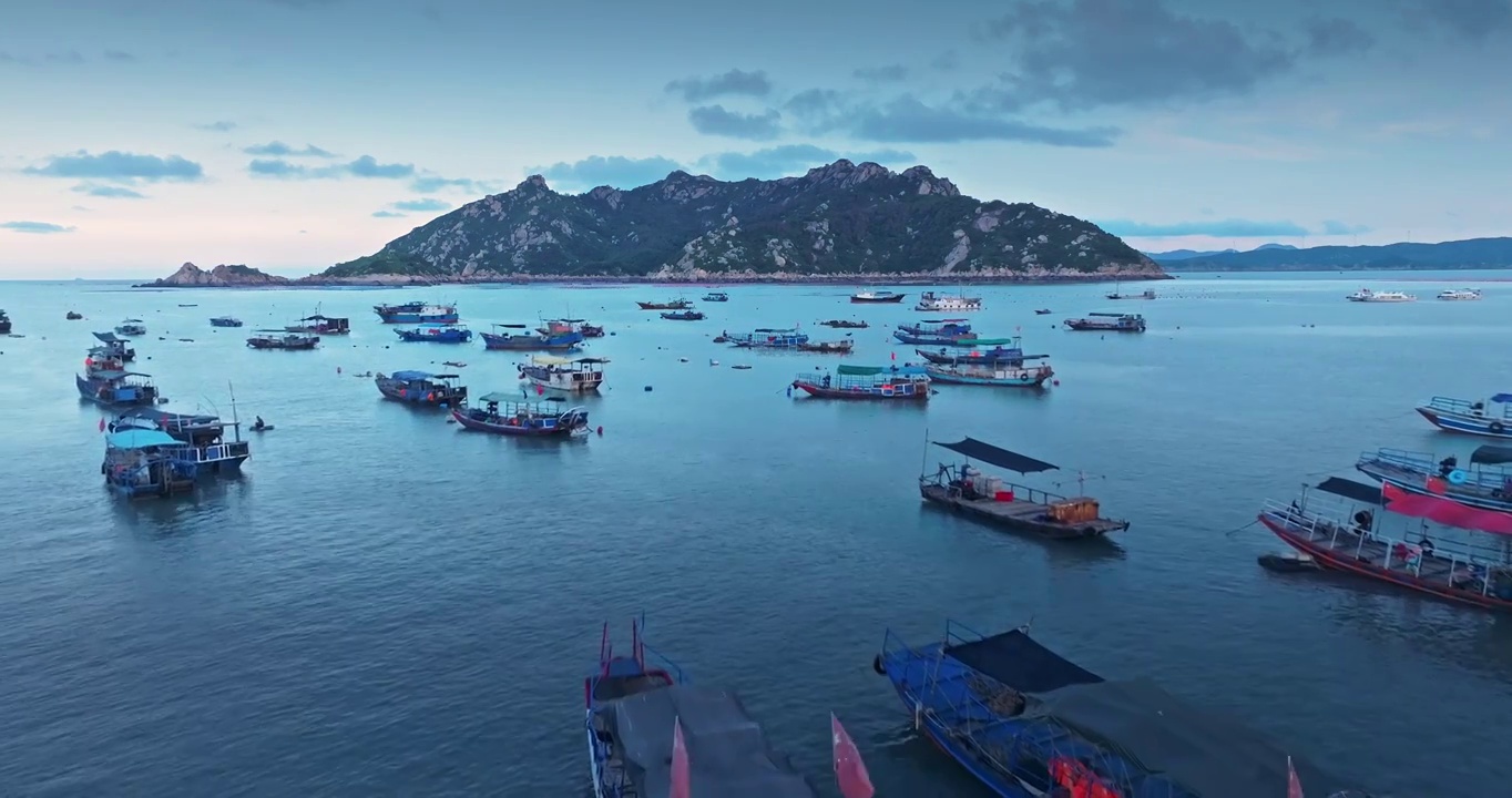 清晨 朝霞 大海 海滨 岛 海浪 渔船 风景视频下载