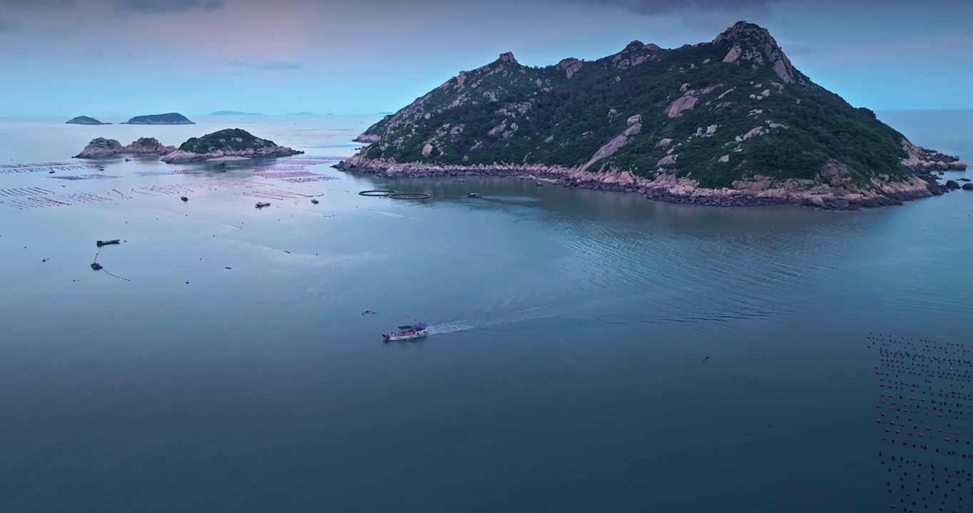 清晨 朝霞 大海 海滨 岛 海浪 渔船 风景视频素材