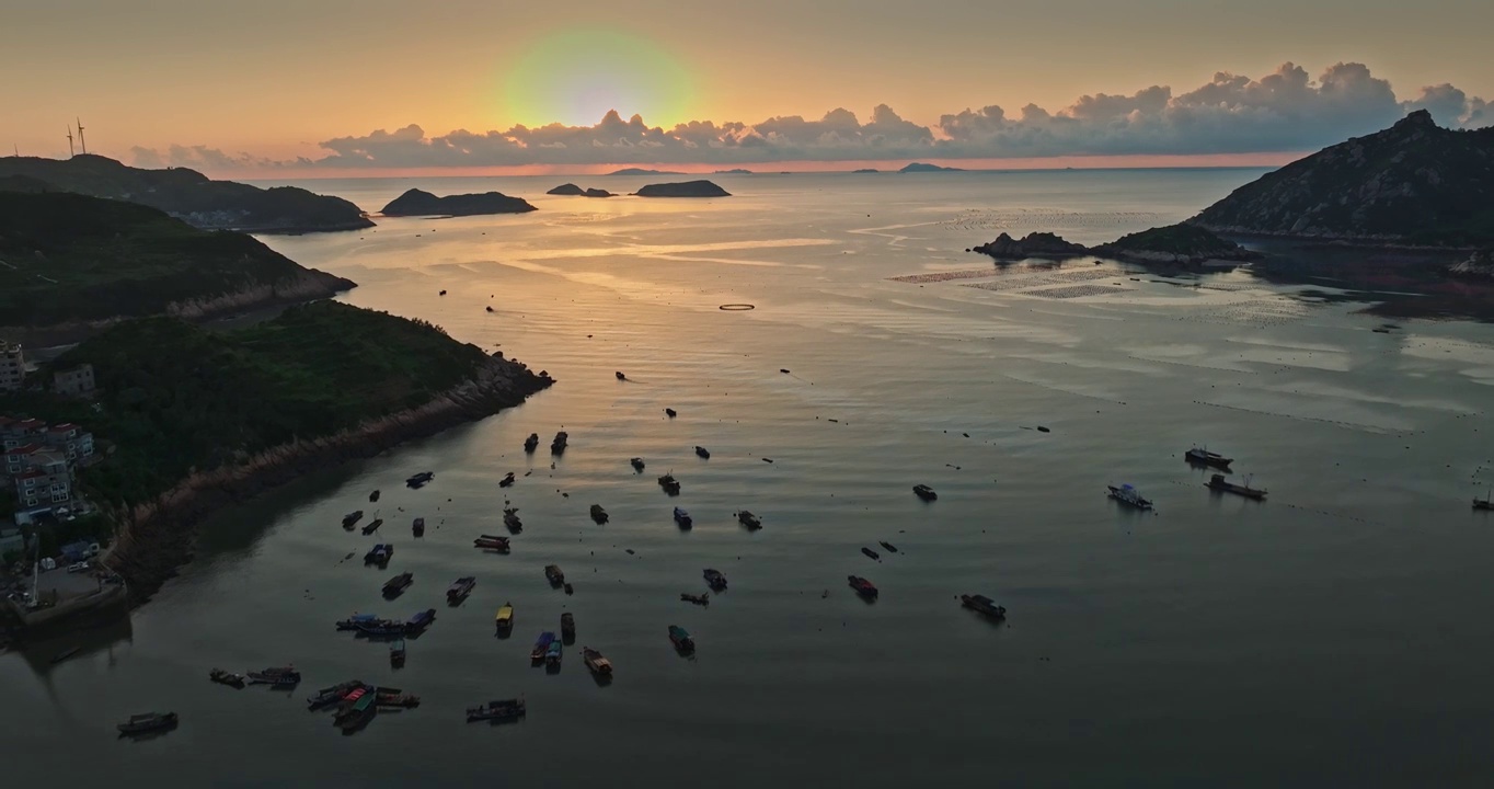 清晨 朝霞 大海 海滨 岛 海浪 渔船 风景视频素材