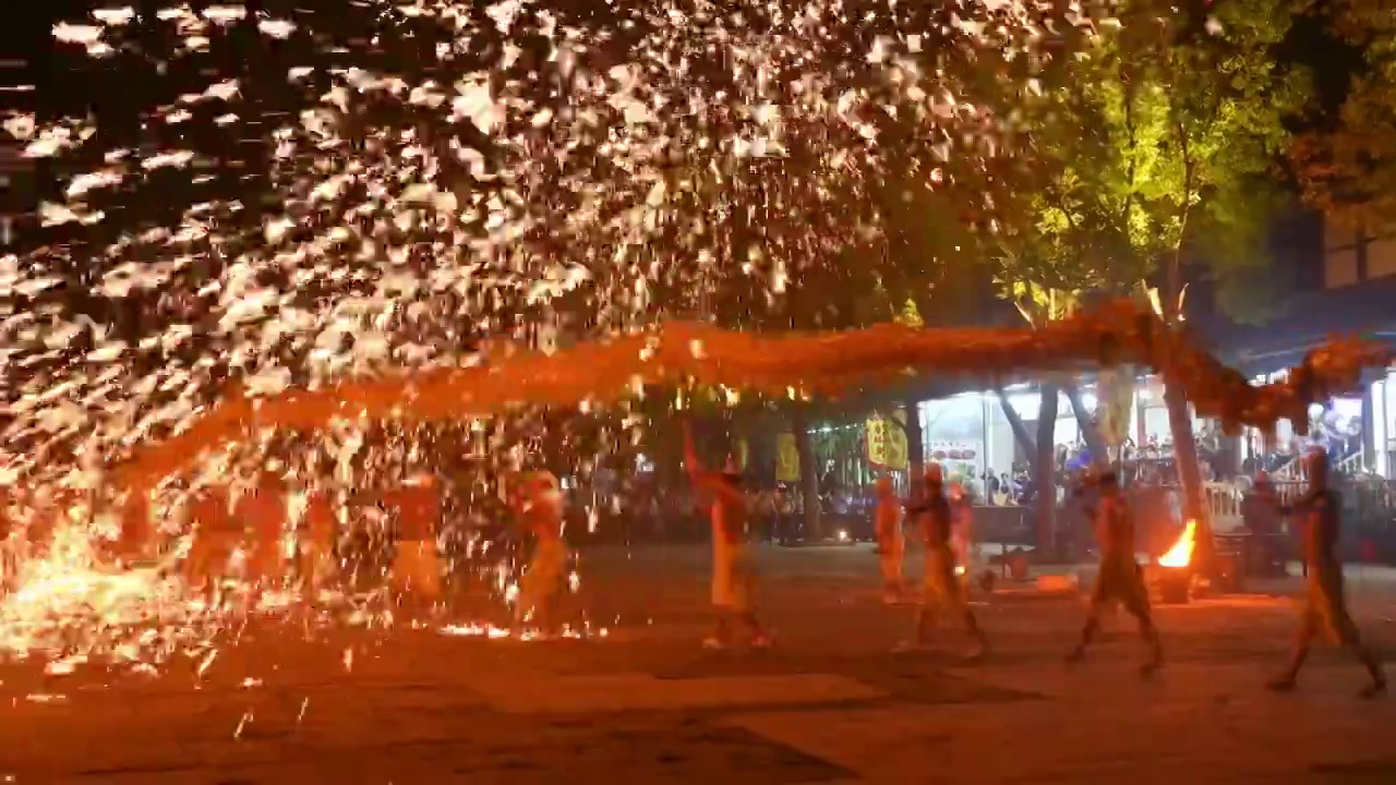 成都黄龙溪古镇，国家级非物质文化遗产舞火龙打铁花表演视频素材