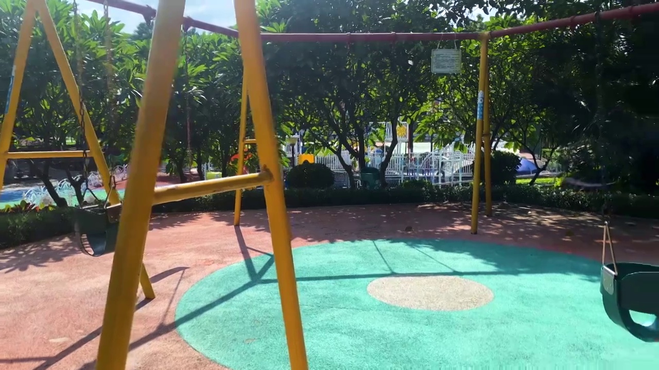 城市儿童公园娱乐设施荡秋千背景视频下载