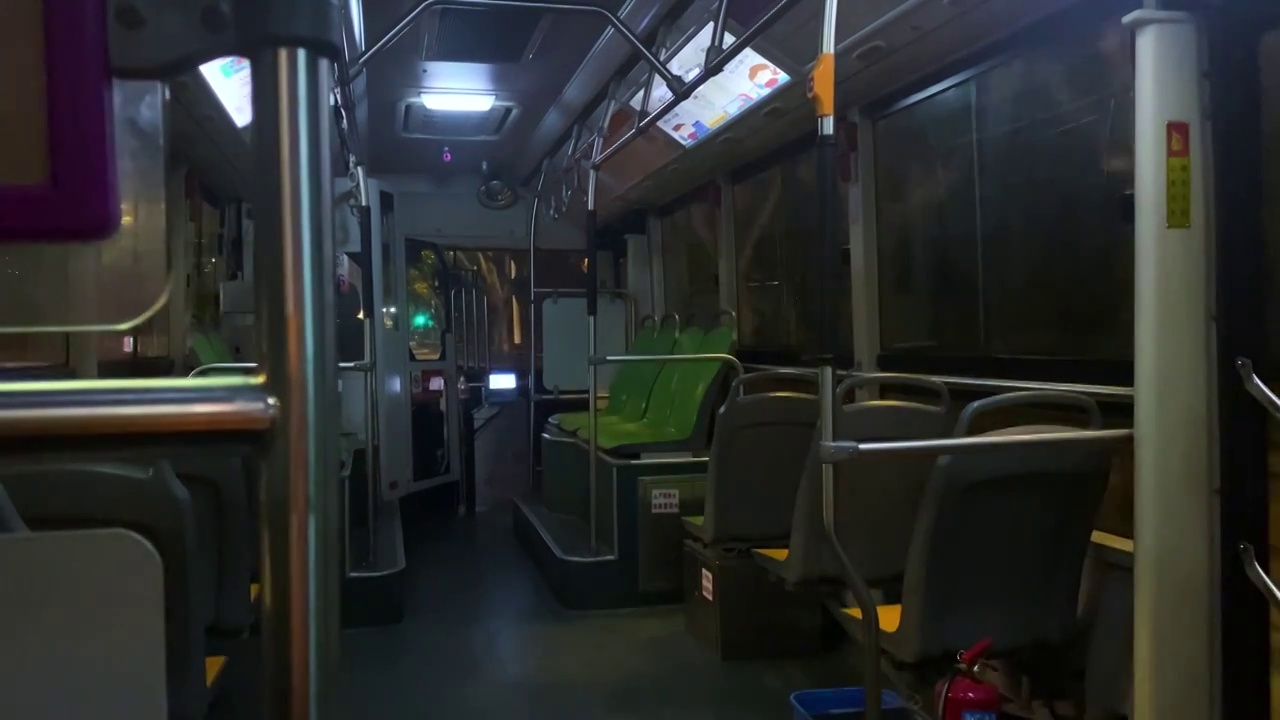 广州城市夜班车公交车车厢内部末班车视频下载