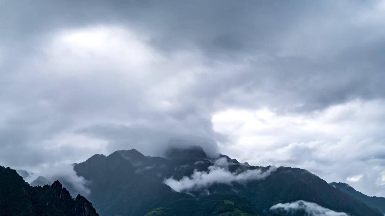高黎贡山上的皇冠山白昼云景风光延迟视频素材