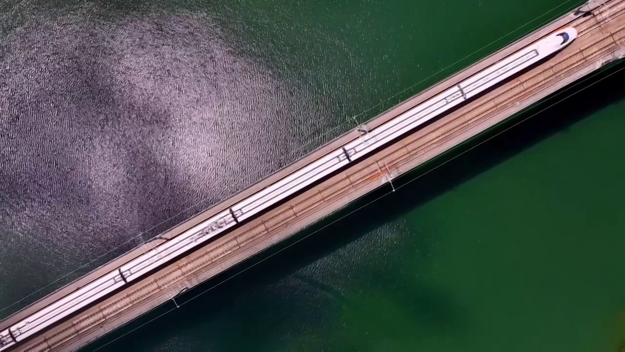 【合集】蓝天白云下的广西桂林喀斯特地貌高铁列车合集视频素材