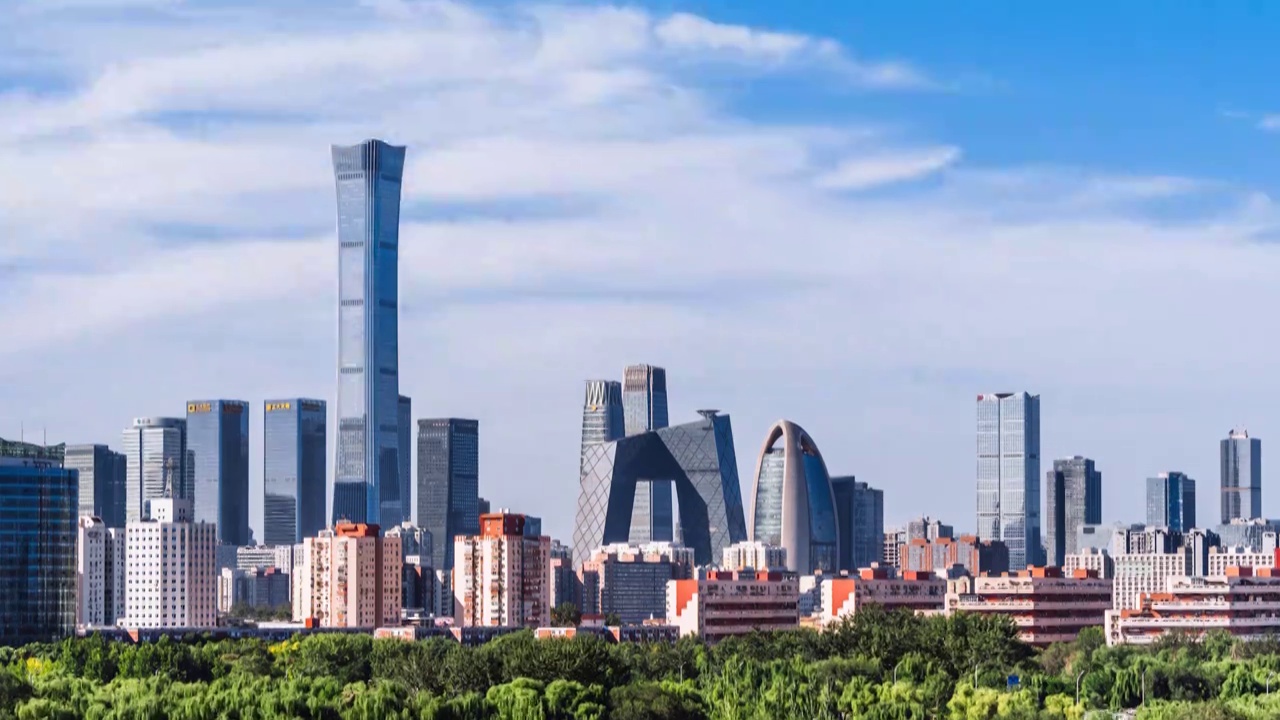 城市公园绿树和北京CBD建筑群高视角风光延时摄影视频下载