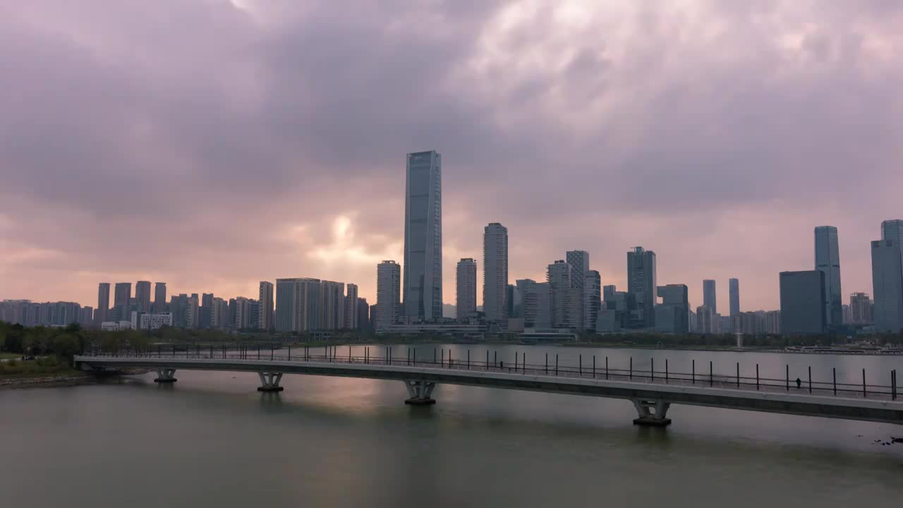 中国深圳湾多云的日落4K延时摄影视频下载