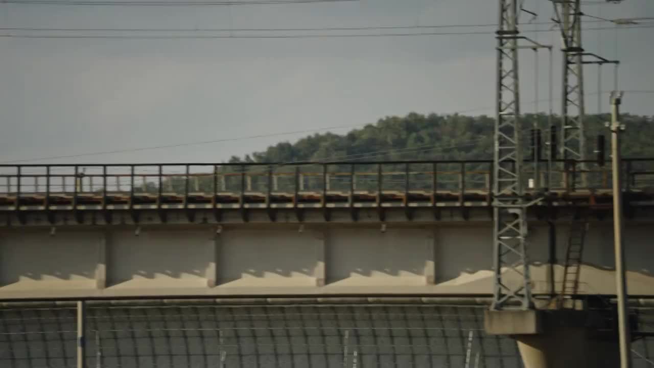 和谐号高铁动车组高速驶过丰收的水稻田视频下载