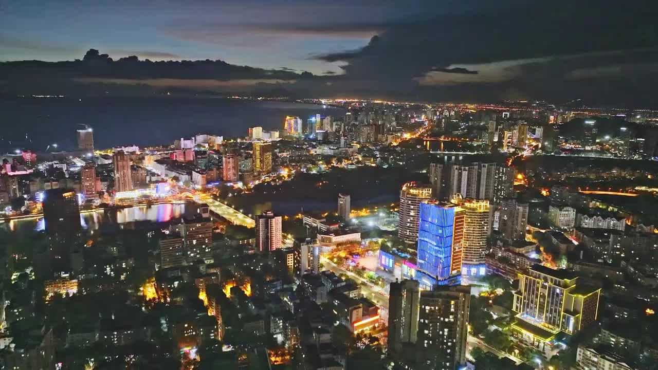 海南三亚湾凤凰岛沿海城市夜景全景视频下载