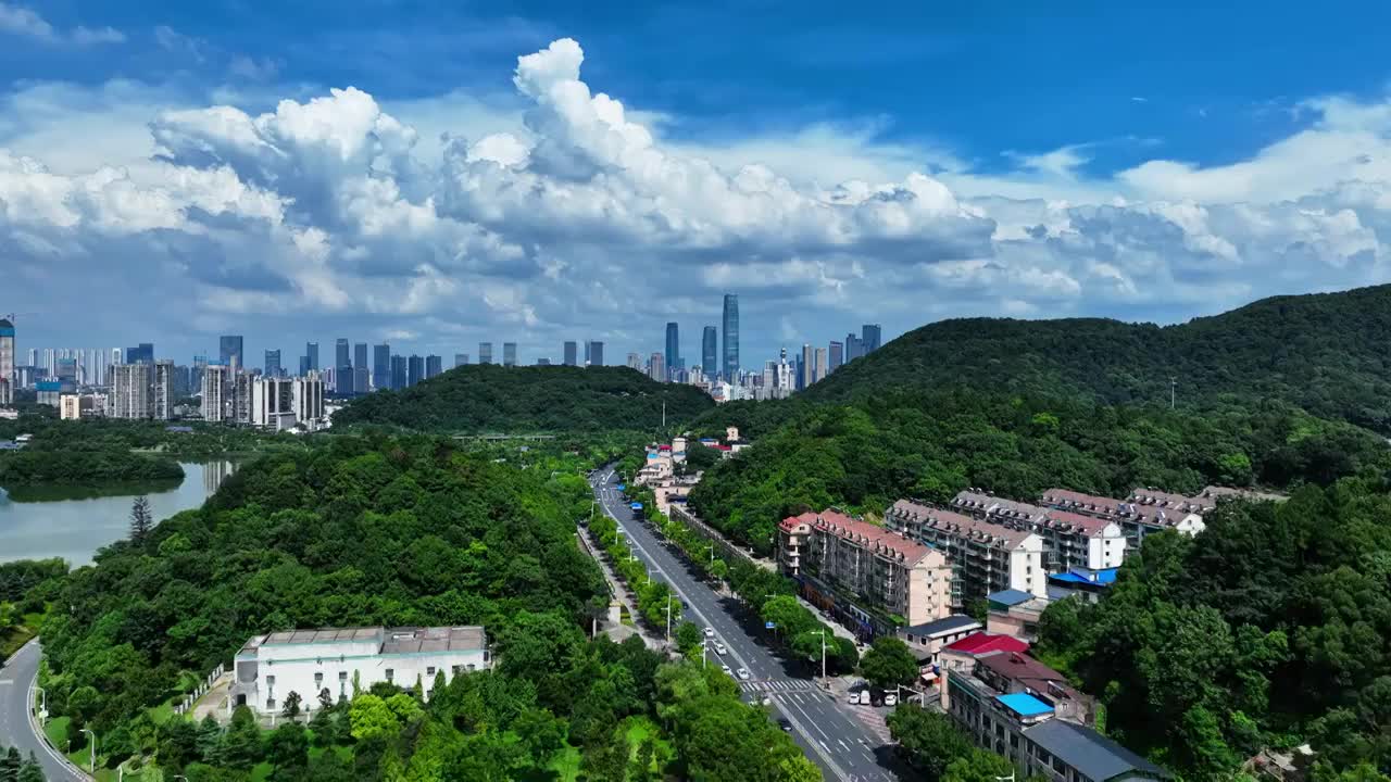 长沙一江两岸城市上空蓝天白云全景视频下载