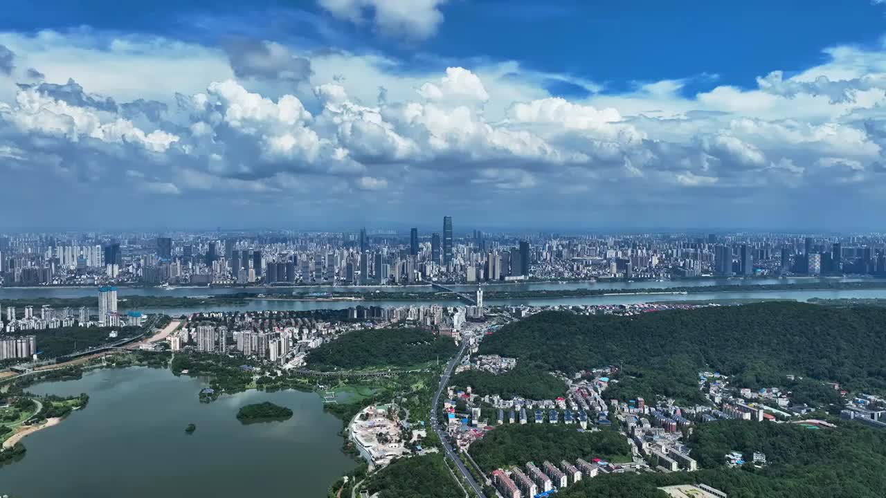 长沙一江两岸城市上空蓝天白云全景视频下载