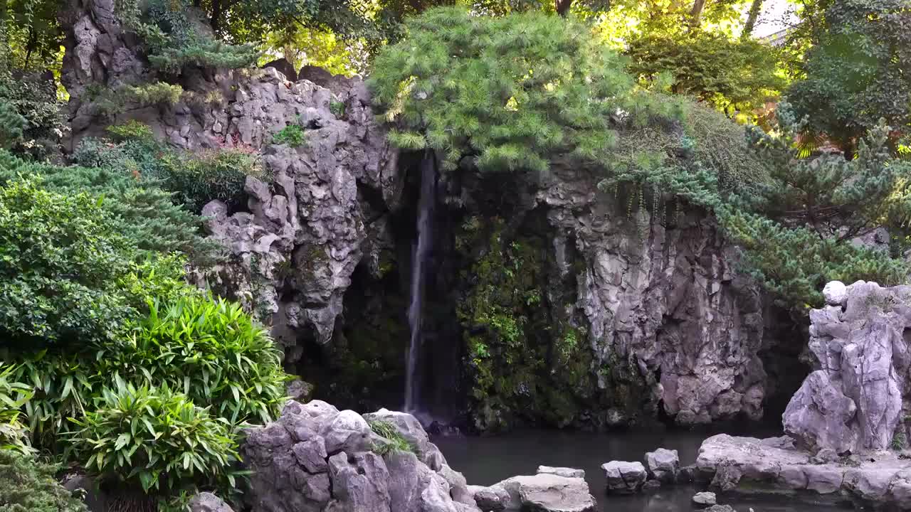 中国明代古典园林、“江南四大名园”之一，南京瞻园庭院里的瀑布和假山石视频下载